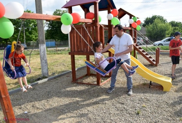 FOTO // În satele din raionul Orhei continuă PROIECTUL de amploare privind CONSTRUIREA terenurilor de joacă
