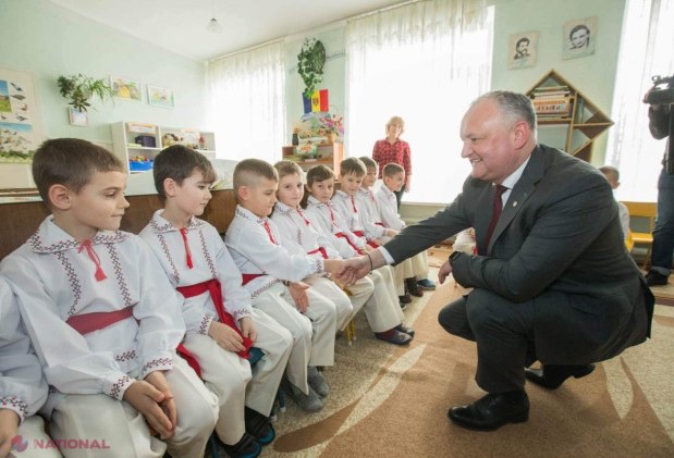 FOTO // Pieptănați și parfumați: Președintele Dodon, vizită la „Scufița Roșie”, unde a fost întâmpinat cu un PROGRAM ARTISTIC