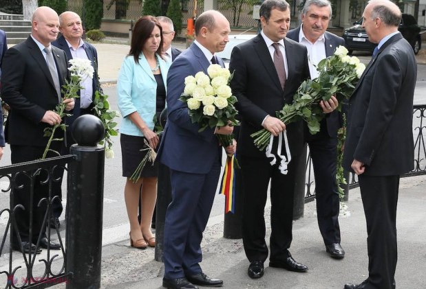 FOTO // Minut de reculegere în fața Ambasadei SUA