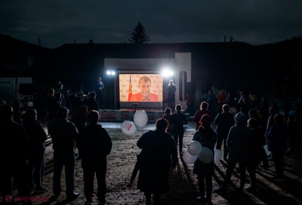 FOTO // Echipa Partidului „ȘOR” a aprins lumina pe străzile satului Tabăra, din raionul Orhei