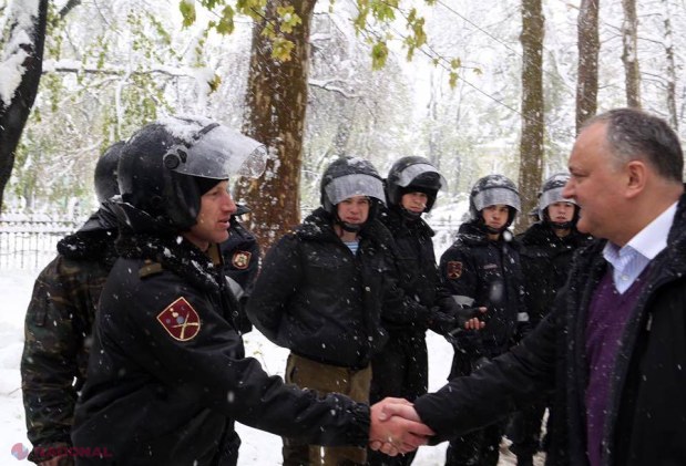 FOTO // Președintele a semnat DECRETUL, după care a ieșit în stradă să facă o „baie de mulțime”. Militarii au fost ALINIAȚI pentru Dodon