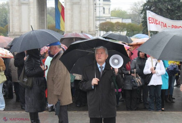 FOTO // Profesorii au ieșit în stradă a treia zi