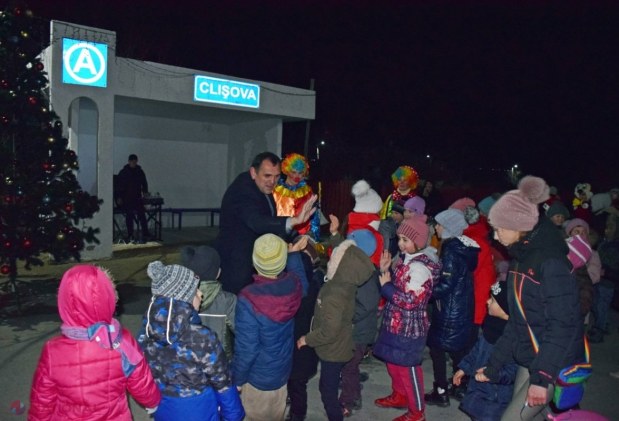 FOTO // Echipa lui Ilan Șor de la Orhei INAUGUREAZĂ pomi de Crăciun în toate cele 74 de localități din raion