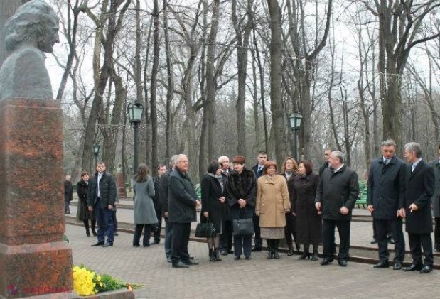 REPORTAJ FOTO // Rând la bustul lui Mihai Eminescu, de ziua lui