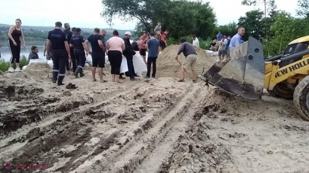 FOTO // INUNDAȚII în R. Moldova: Cetățeni evacuați, angajați ai IGSU și militari implicați în consolidarea digurilor la Prut și Nistru