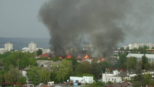 INCENDIU puternic la mansarda unui bloc din capitală