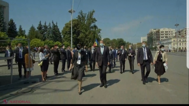 UPDATE // Klaus Iohannis a ajuns la Chişinău. Inaugurarea Zilei Independenței R. Moldova, AMÂNATĂ cu o oră: Avioanele cu președinții României și Ucrainei nu pot ateriza la Chișinău din cauza ceții