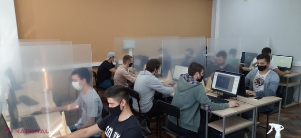 FOTO // Separatoare de protecție împotriva COVID-19, instalate la o universitate din Chișinău: Cum stau studenții la ore