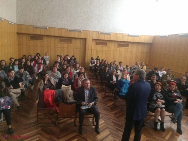 Liberalii au pornit campania electorală. Mihai Ghimpu, în fața oamenilor „pentru a-i apăra demnitatea” lui Dorin Chirtoacă împotriva „valului de minciuni” ale socialiștilor 