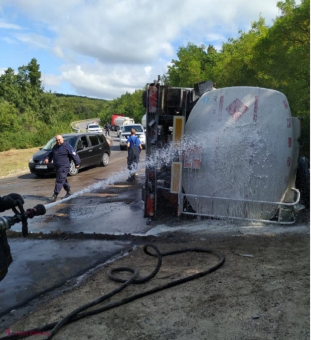 Un camion plin cu MOTORINĂ s-a RĂSTURNAT la Hâncești