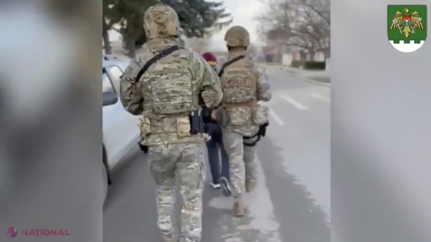 VIDEO // Un locuitor al Găgăuziei a fost RIDICAT de acasă de către mascații de la Poliția de Frontieră, după ce ar fi organizat migrația ilegală a cetățenilor ucraineni