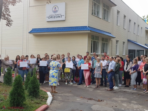 FOTO // Profesorii și părinții elevilor de la liceele „Orizont”, flashmob în susținerea colegilor, aflați pe punctul de a fi EXTRĂDAȚI în Turcia