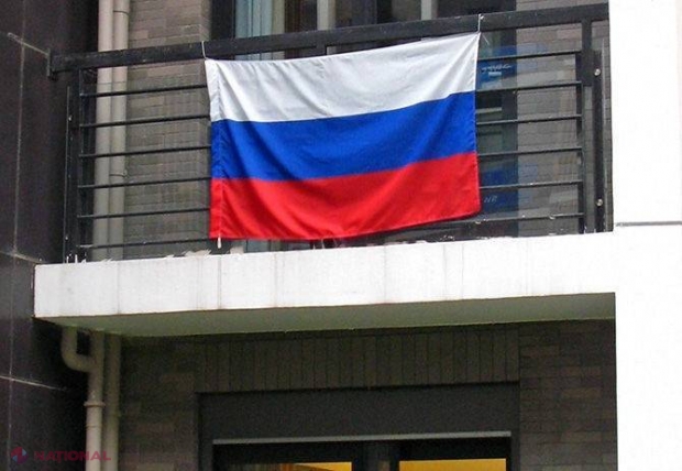 Ungheni // A SCOS STEAGUL Rusiei de la balcon, după ce vecinii au chemat POLIȚIA