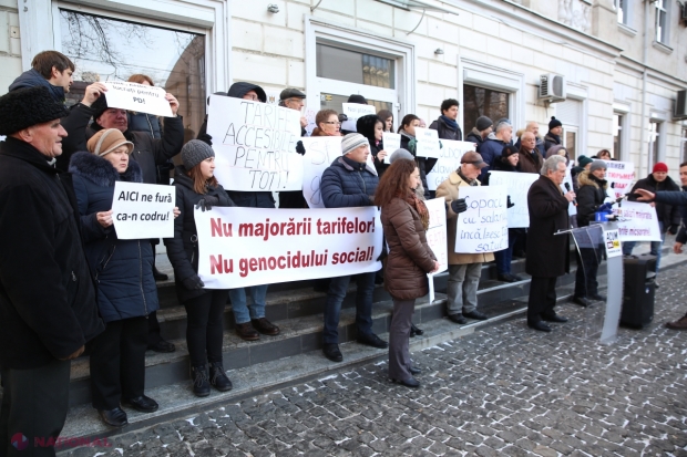PROTEST la ANRE pentru micșorarea tarifelor la căldură: „Salariul lunar al unui director al ANRE este egal cu venitul pe cinci ani al unui pensionar”