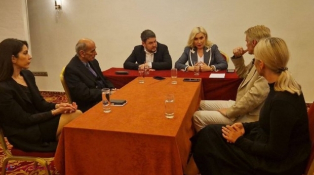 Reprezentanții celor ȘASE televiziuni rămase fără licență, la aceeași masă cu „apărători ai drepturilor omului” din Grecia, susținători ai invaziei lui Putin în Ucraina