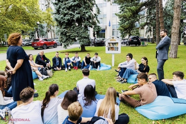 FOTO // „Biblioteca Europeană” inaugurată în preajma Guvernului: Șase căsuțe pline cu cărți pentru cititori