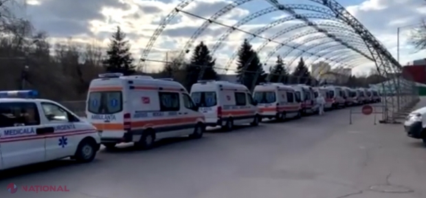 VIDEO // Zeci de AMBULANȚE fac coadă la Centrul COVID de la „Moldexpo”: „Unii s-au lăudat că ne-au adus vaccin, dar au UITAT de vaccinare... Alții, deși conduc GUVERNUL, dau vina pe ceilalți și se gândesc: cu cât mai rău, cu atât mai bine”