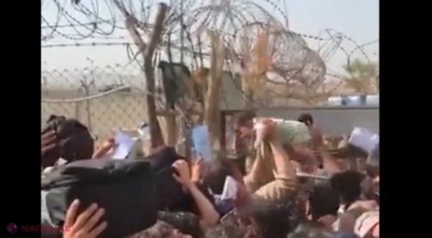 VIDEO // Femeile afgane plâng și își aruncă bebelușii peste gardul de sârmă ghimpată în aeroportul din Kabul: „Ajutați-ne, vin talibanii!