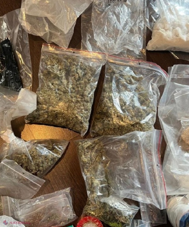 VIDEO // Droguri în valoare de trei MILIOANE de lei, capturate de oamenii legii: În „afacere” erau implicați un artist din Ucraina, o femeie din Tiraspol și trei inși din Chișinău, care purtau peruci