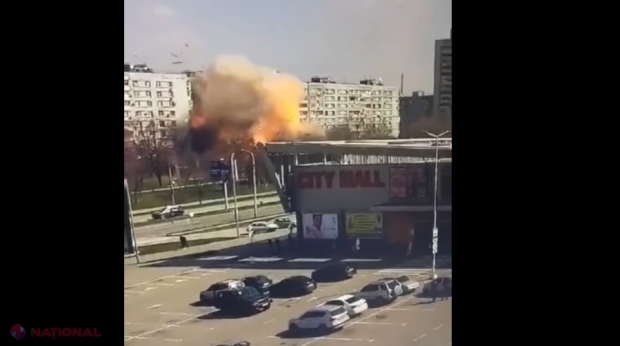 VIDEO // Imagini ȘOCANTE din Zaporojie, Ucraina. Un Bloc de locuințe lovit din senin de o RACHETĂ rusească în mijlocul zilei. Zelenski: „O țară TERORISTĂ încearcă să ne distrugă orașele, statul, oamenii”