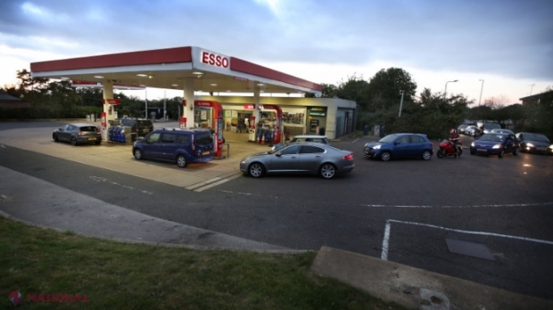 Criză de benzină în Marea Britanie. Şoferii aşteaptă cu orele în maşinile care formează cozi de kilometri