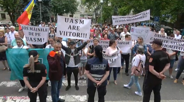 VIDEO // Miniștrii, întâmpinați de PROTESTATARI în fața Guvernului: Cer ANULAREA reformei sistemului de învățământ superior, care presupune reducerea numărului de universități prin comasare. „Rușine! Jos Topală”