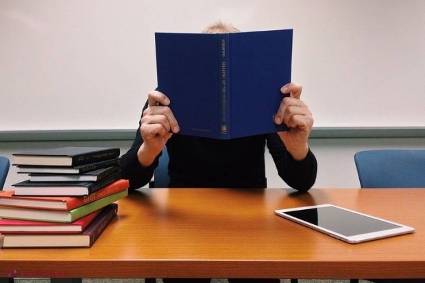 O adolescentă riscă să fie EXMATRICULATĂ de la şcoală din cauza părului ei! Cum arată tânăra 