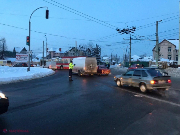 FOTO // IGP DUBLEAZĂ numărul de angajați la dirijarea traficului rutier în cele mai aglomerate sensuri giratorii și intersecții din capitală