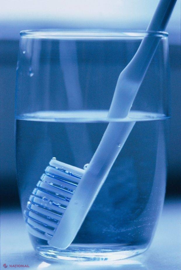 UTIL // Cum să cureți CORECT periuța de dinți