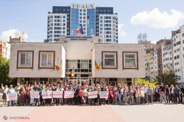 Membrii Partidului „ȘOR” au protestat la Judecătoria Chișinău. Aceștia contestă