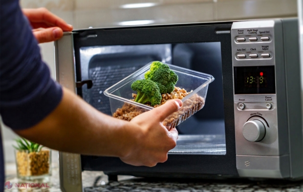 Alimentele care nu trebuie încălzite niciodată în cuptorul cu microunde: „Se va transforma într-o substanţă CANCERIGENĂ”