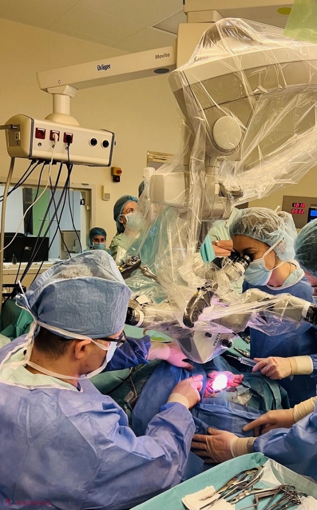 FOTO // Viața unei femei de 43 de ani cu tumoare pe creier, salvată de un grup de chirurgi de la Chișinău și Kiev: Intervenția chirurgicală, realizată în premieră în R. Moldova, a durat mai bine de NOUĂ ore la Spitalul Clinic Republican