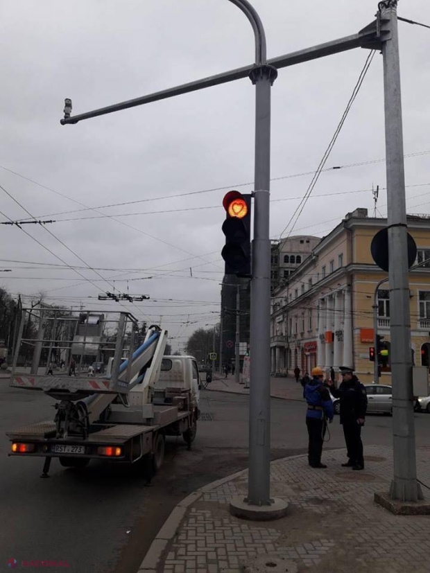 FOTO // Poliția le-a pregătit o surpriză îndrăgostiților: „Cât mai stați la semafor, aveți timp de un sărut”