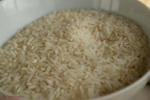 Mai bun decât orice MEDICAMENT. Ce se întâmplă dacă mănânci câteva boabe de orez crud și apoi bei apă?