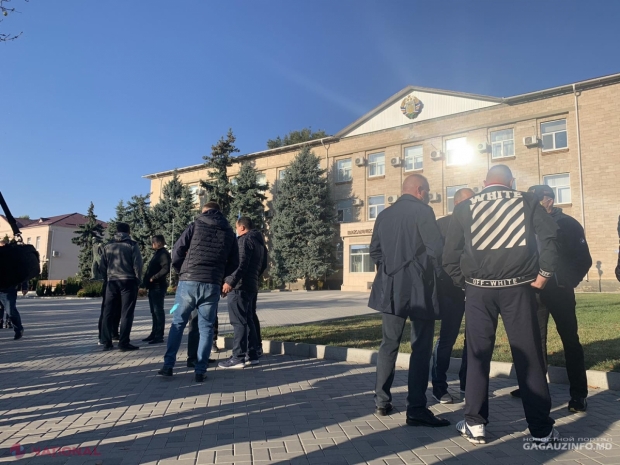 FOTO // Protest la Comrat, în legătură cu reținerea lui Stoianoglo: „Oamenii sunt revoltați de cele întâmplate, bașcanul Irina Vlah e revoltată. Vom convoca Adunarea Populară a Găgăuziei”