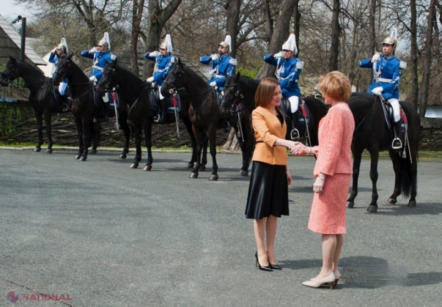 GALERIE FOTO // Președinta Maia Sandu, întâlnită regește la Palatul Elisabeta de către Majestatea Sa și Principele Consort: Președinta R. Moldova a plantat un copac și a semnat în Cartea de Aur a Palatului Elisabeta