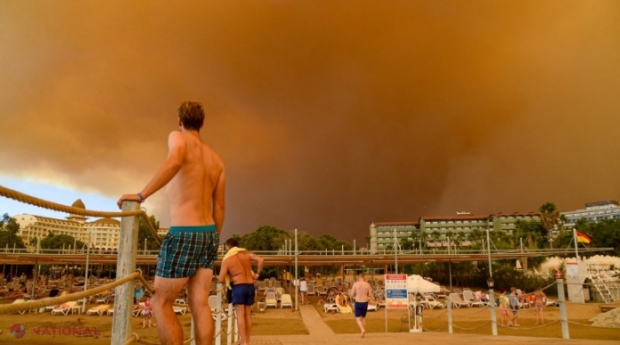 Haos în stațiunile din Turcia, turiștii fug disperați din calea flăcărilor violente. Ankara acuză rebelii KURZI că pun foc la păduri