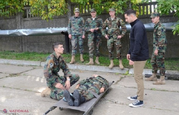 Instructori medicali din SUA învață militarii din R. Moldova cum să acorde primul ajutor medical 
