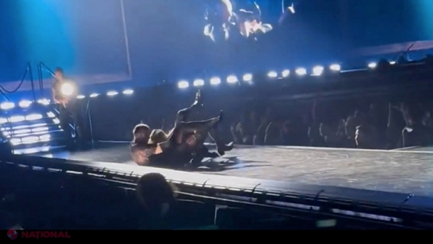 VIDEO // Momentul când Madonna cade cu scaunul în timpul unui concert. Artista a continuat să cânte pe burtă