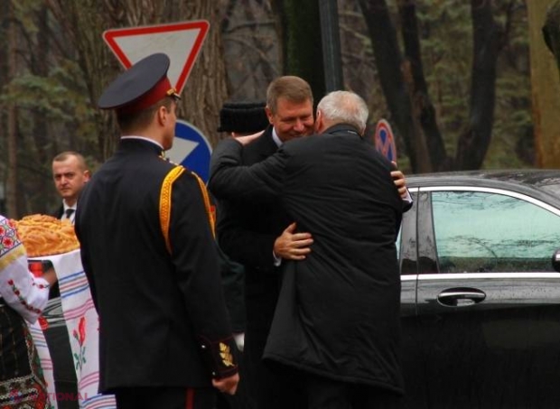 FOTO // Klaus Iohannis a AJUNS la Chișinău. Vezi cum l-a întâmpinat Nicolae Timofti
