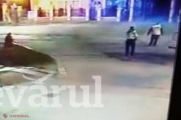 IMAGINI INCREDIBILE într-o benzinărie. Doi poliţişti i-ai cerut actele unui şofer, dar când a deschis portiera au pus mâna pe pistol