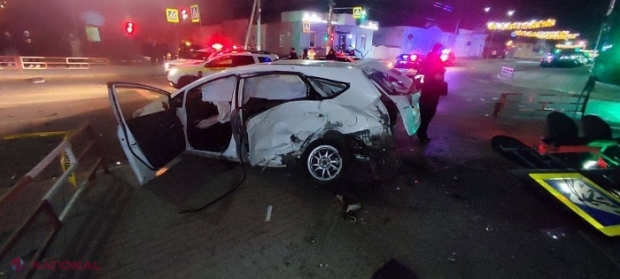FOTO // O fetiță de 8 ani a decedat, iar mama acesteia a ajuns la spital, după ce un șofer beat care conducea un „Porsche” a lovit taxiul în care se aflau victimele: Semafor din Bălți, pus la pământ
