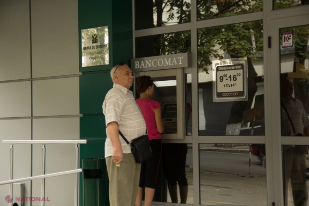 BĂTĂLIE pentru 800 de milioane de lei pe lună: Pensionarii din R. Moldova, AUR curat pentru bănci
