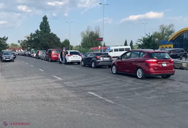 VIDEO // Cozi imense la PTF Leușeni, unde sute de șoferi așteaptă ore întregi pentru a ieși sau a intra în R. Moldova. Explicațiile Poliției de Frontieră