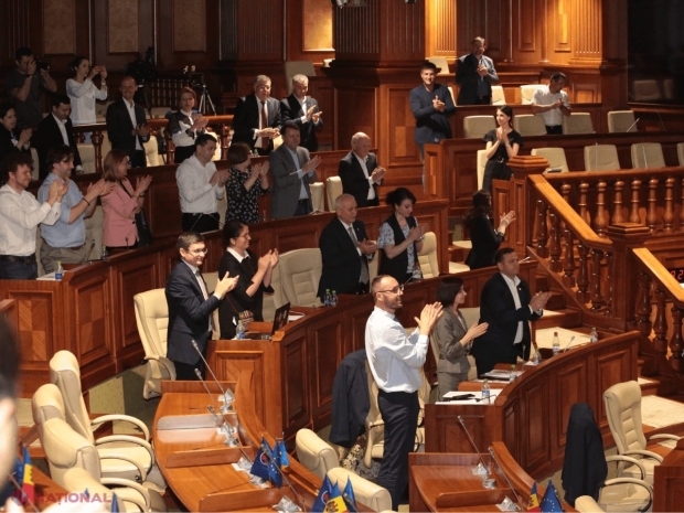 VIDEO // Deputații „ACUM” și PSRM declară ÎNAFARA LEGII Guvernul condus de Filip