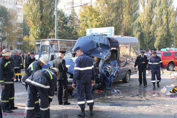  GRAV accident în Chișinău cu implicarea unui microbuz de rută. DOUĂ persoane au MURIT