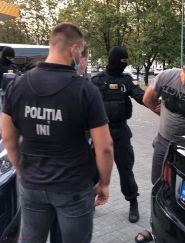 VIDEO // S-a dat drept procuror și a cerut 17 500 de euro pentru a-i scoate de sub sechestru automobilele unui chișinăuean: Cum a fost reținut suspectul și complicii săi  