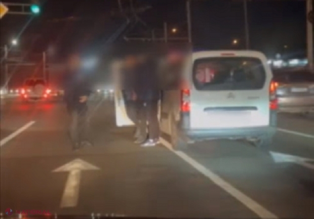 VIDEO // Abia se ținea pe picioare, dar a urcat la volan: Un șofer din Chișinău, reținut de ceilalți participanți la trafic. „Era cât pe ce să calce un om”