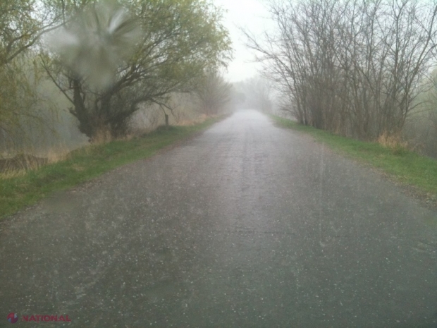 GRINDINĂ // Beciuri și subsoluri inundate, drumuri înnămolite și terenuri agricole afectate, după ploaia de ieri căzută în R. Moldova