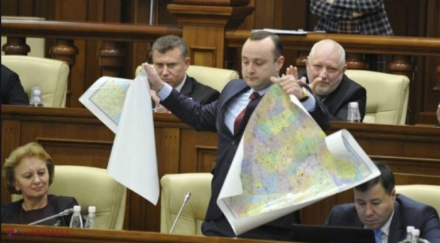 FOTO // CADOU pentru socialistul care a rupt anterior HARTA României reîntregite în Parlamentul de la Chișinău: „Îi mulțumesc României că nu le-a refuzat celor vreo patru deputați socialiști cetățenia română”